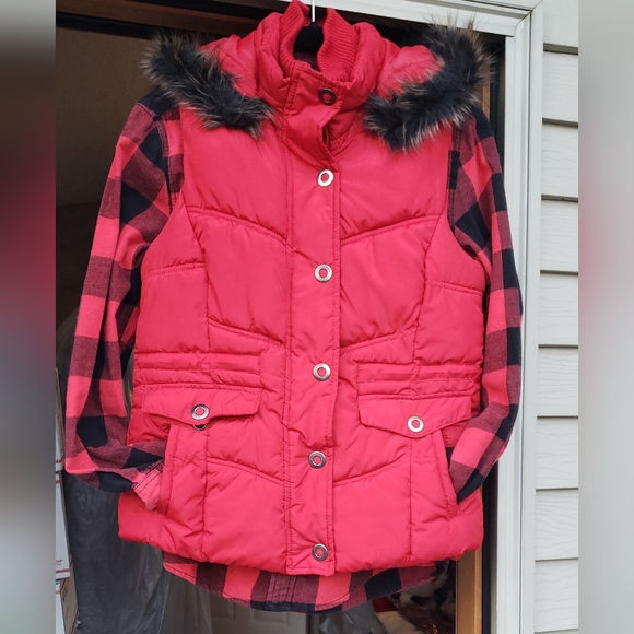 Faded Glory Red Vest Medium has fur hood & detachable pockets snaps & zips NWOT - Picture 3 of 14